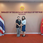 Cuộc gặp giữa nhà văn Thái Lan - Gassanee Thaisonthi (bên trái) và Tham tán Hoàng Diễm Hạnh (Đại sứ quán Việt Nam tại Thái Lan) (bên phải)