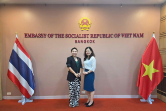 Cuộc gặp giữa nhà văn Thái Lan - Gassanee Thaisonthi (bên trái) và Tham tán Hoàng Diễm Hạnh (Đại sứ quán Việt Nam tại Thái Lan) (bên phải)