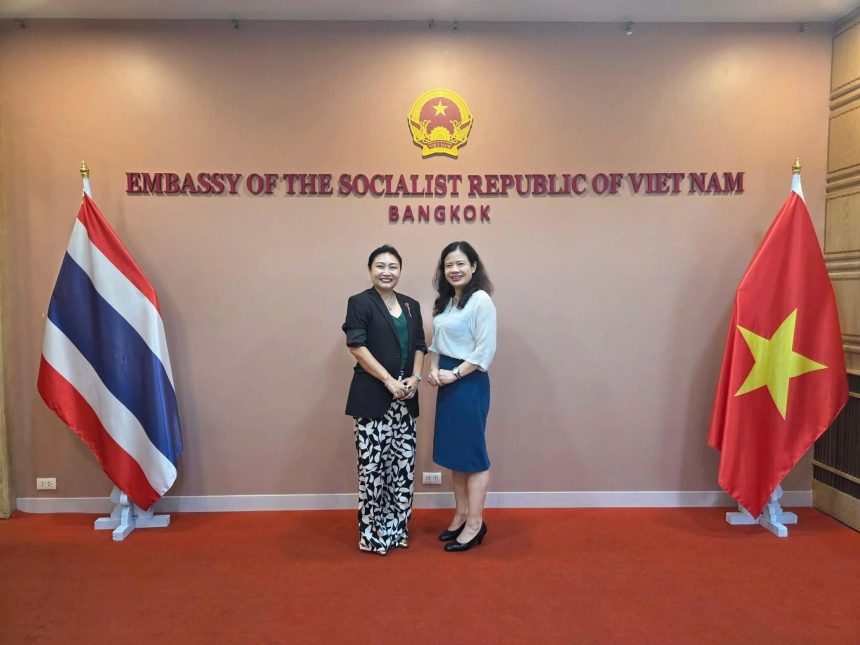 Cuộc gặp giữa nhà văn Thái Lan - Gassanee Thaisonthi (bên trái) và Tham tán Hoàng Diễm Hạnh (Đại sứ quán Việt Nam tại Thái Lan) (bên phải)