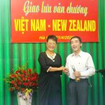 Nhà thơ Trần Khánh Toàn (bên phải) và nhà thơ Christine Chen (New Zealand) trong buổi Giao lưu văn chương Việt Nam – New Zealand 2026 tại Hà Nội.