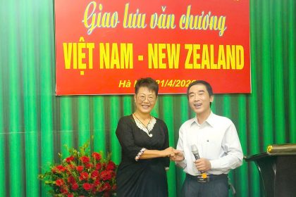 Nhà thơ Trần Khánh Toàn (bên phải) và nhà thơ Christine Chen (New Zealand) trong buổi Giao lưu văn chương Việt Nam – New Zealand 2026 tại Hà Nội.