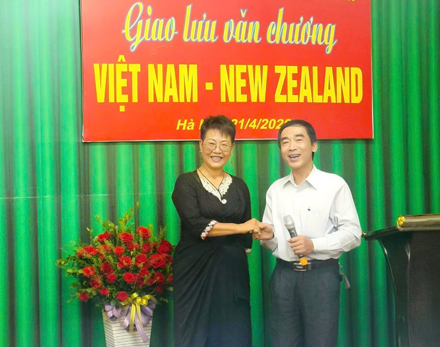 Nhà thơ Trần Khánh Toàn (bên phải) và nhà thơ Christine Chen (New Zealand) trong buổi Giao lưu văn chương Việt Nam – New Zealand 2026 tại Hà Nội.