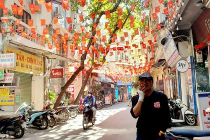 Jang Geon seob tại Việt Nam tháng 11.2025, với tay phải băng lại do bỏng nước sôi