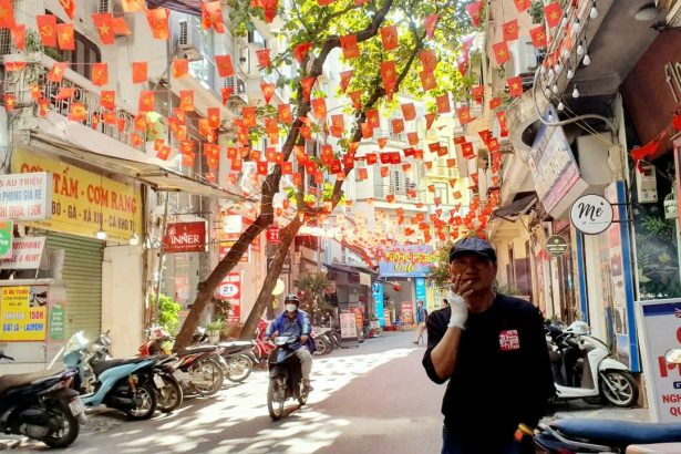 Jang Geon seob tại Việt Nam tháng 11.2025, với tay phải băng lại do bỏng nước sôi