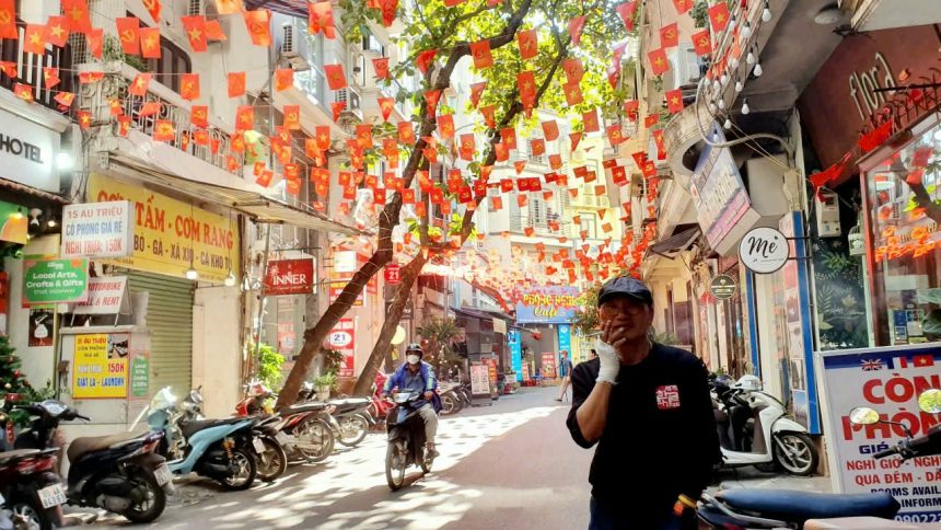 Jang Geon seob tại Việt Nam tháng 11.2025, với tay phải băng lại do bỏng nước sôi