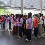 Các em trại viên cùng Ban tổ chức lắng nghe khai mạc đầu sự kiện