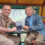 Nhà thơ Bùi Đăng Sinh cùng nhà thơ Hy Lạp Iakovos Theras Karamolegkos trong một chuyến đi thực tế tại Hà Nội và Bắc Ninh tháng 2/2026