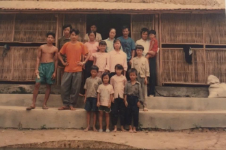 Gần 200 ngôi nhà tranh vách đất bà con dựng để ở trong những ngày đầu đặt chân tới khu kinh tế mới Đồng Đò năm 1986