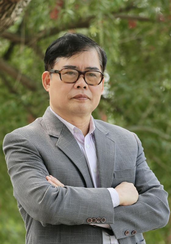 Đại tá, nhà văn Văn Diên.