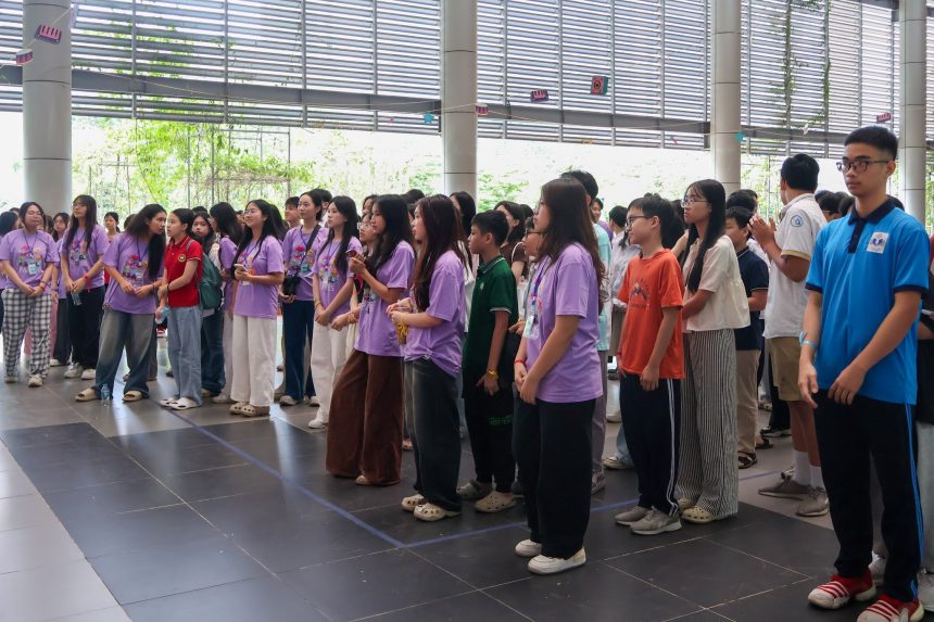Các em trại viên cùng Ban tổ chức lắng nghe khai mạc đầu sự kiện