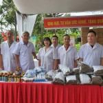 Y sĩ Nguyễn Văn Triệu (áo trắng, thứ ba từ trái sang) cùng đồng nghiệp khám bệnh, tư vấn và phát thuốc cho người dân địa phương tới dự Lễ hội Đền Bia 2026
