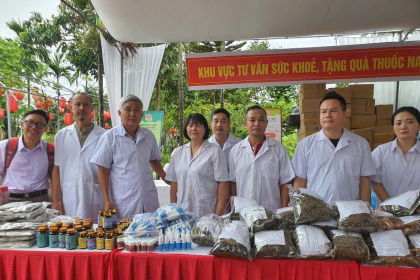 Y sĩ Nguyễn Văn Triệu (áo trắng, thứ ba từ trái sang) cùng đồng nghiệp khám bệnh, tư vấn và phát thuốc cho người dân địa phương tới dự Lễ hội Đền Bia 2026