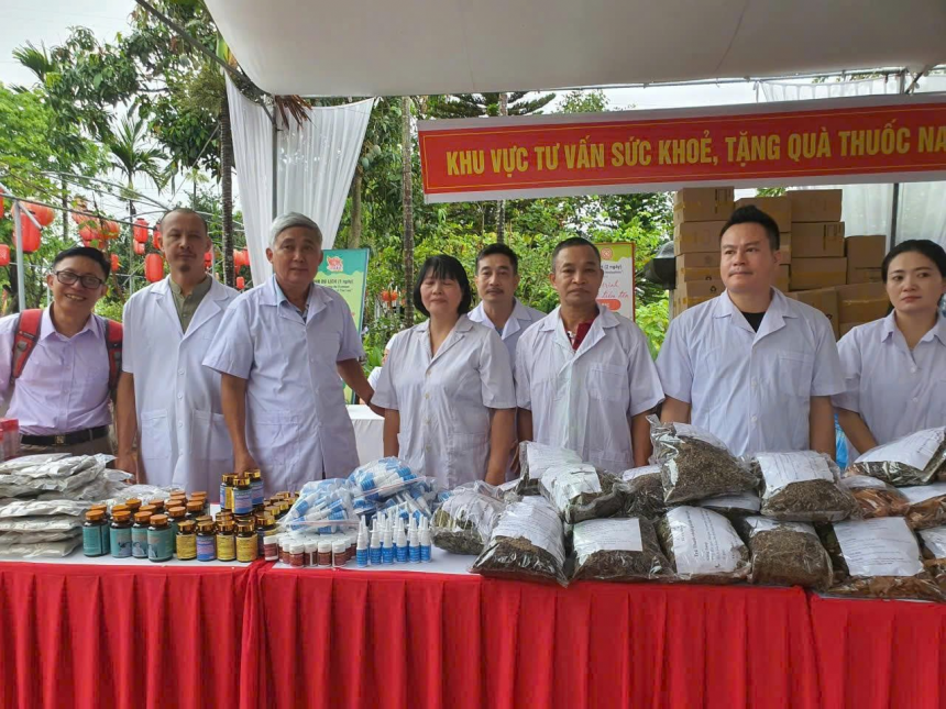 Y sĩ Nguyễn Văn Triệu (áo trắng, thứ ba từ trái sang) cùng đồng nghiệp khám bệnh, tư vấn và phát thuốc cho người dân địa phương tới dự Lễ hội Đền Bia 2026