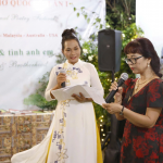 Ảnh: Nhà thơ Bàng Ái Thơ – áo hoa đỏ - đọc thơ tại Liên hoan thơ quốc tế - Đồi nghệ sĩ 2025