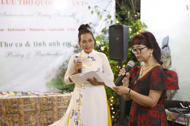 Ảnh: Nhà thơ Bàng Ái Thơ – áo hoa đỏ - đọc thơ tại Liên hoan thơ quốc tế - Đồi nghệ sĩ 2025