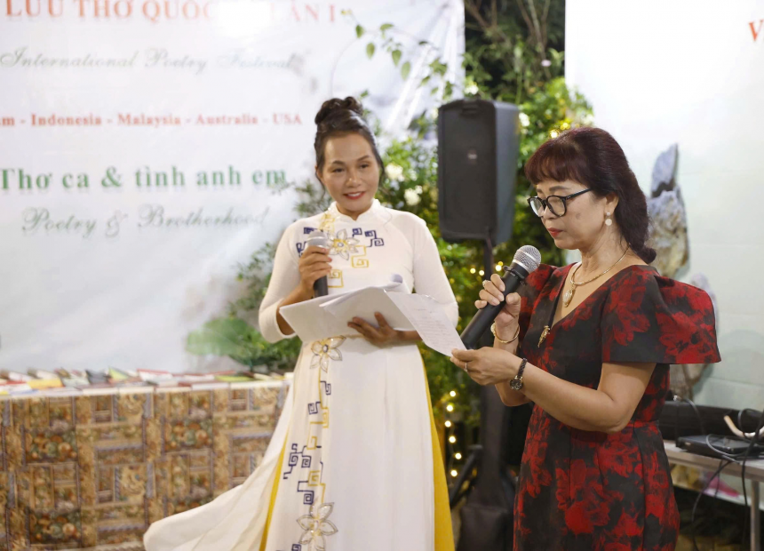 Ảnh: Nhà thơ Bàng Ái Thơ – áo hoa đỏ - đọc thơ tại Liên hoan thơ quốc tế - Đồi nghệ sĩ 2025