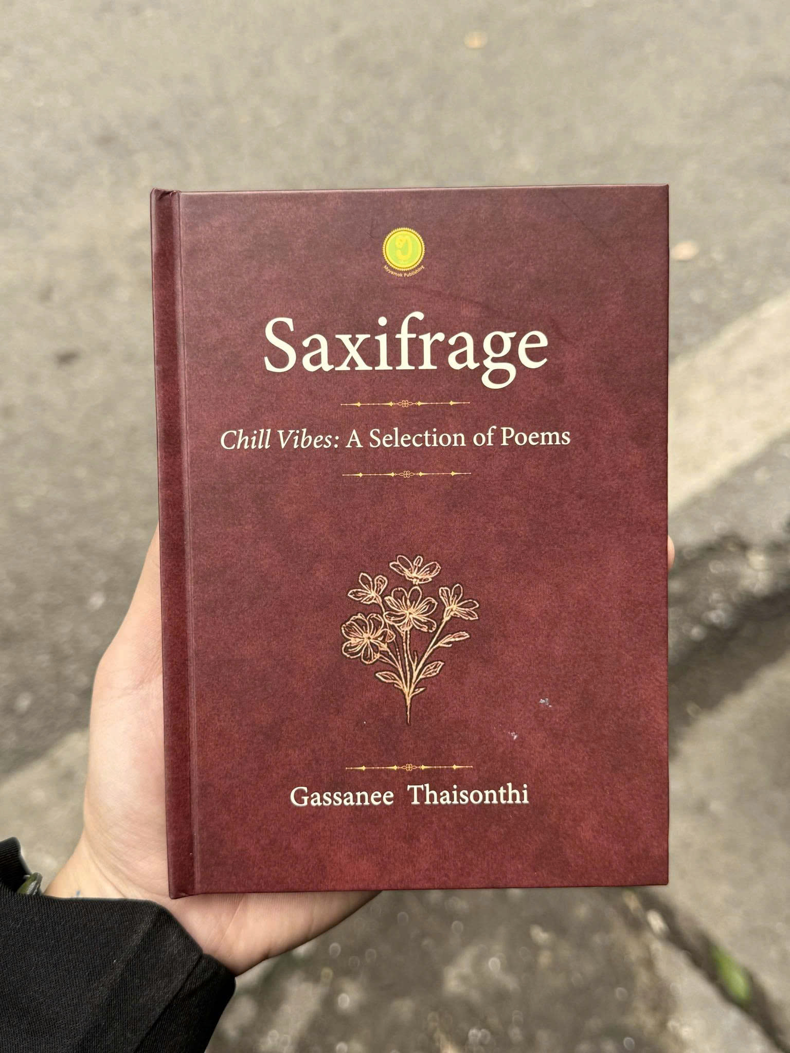 Cuốn sách thơ Saxifrage của tác giả Gassanee Thaisonthi