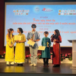 Trao giải cho các thí sinh đạt giải Nhất.