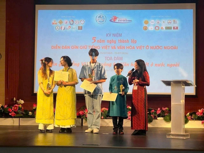 Trao giải cho các thí sinh đạt giải Nhất.