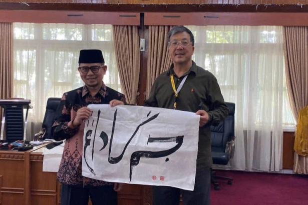 Phó Thị trưởng thành phố Bukittinggi và Nhà thư pháp Haji Yusuf Liu Baojun