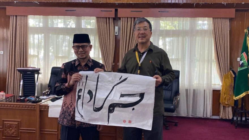 Phó Thị trưởng thành phố Bukittinggi và Nhà thư pháp Haji Yusuf Liu Baojun