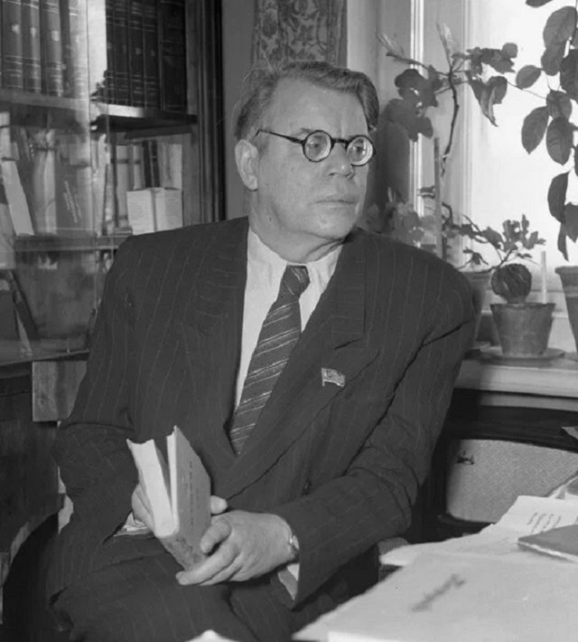 Nhà thơ Nga Mikhail Isakovsky