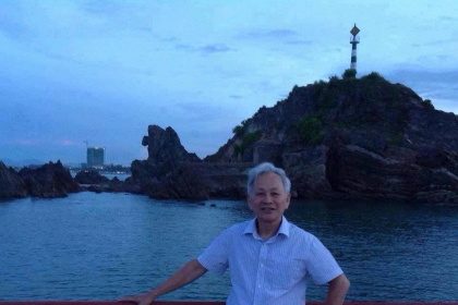 Nhà thơ Nguyễn Đình Tâm trước biển