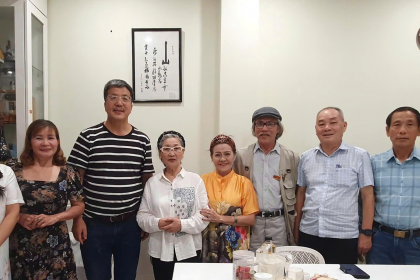 Nhà thơ – nhà giáo Đặng Nguyệt Anh (thứ tư từ trái sang) và nhà thơ – nhà thư pháp Malaysia Lưu Bảo Quân (thứ ba từ trái sang) cùng các văn sĩ thành phố Hồ Chí Minh tại tư gia của bà, năm 2025.