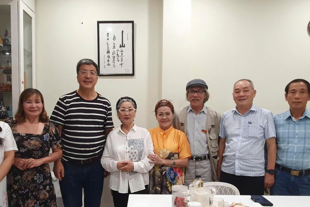 Nhà thơ – nhà giáo Đặng Nguyệt Anh (thứ tư từ trái sang) và nhà thơ – nhà thư pháp Malaysia Lưu Bảo Quân (thứ ba từ trái sang) cùng các văn sĩ thành phố Hồ Chí Minh tại tư gia của bà, năm 2025.