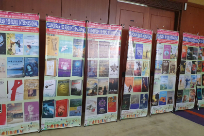 Standee trưng hình bìa sách tại IMLF 4 – Indonesia 2026