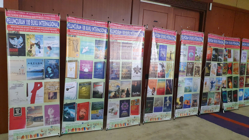 Standee trưng hình bìa sách tại IMLF 4 – Indonesia 2026