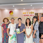 Nhóm các chị em văn sĩ chụp ảnh lưu niệm cùng chị Nguyễn Thủy – nhà sáng lập An Y Viện