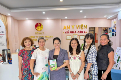 Nhóm các chị em văn sĩ chụp ảnh lưu niệm cùng chị Nguyễn Thủy – nhà sáng lập An Y Viện