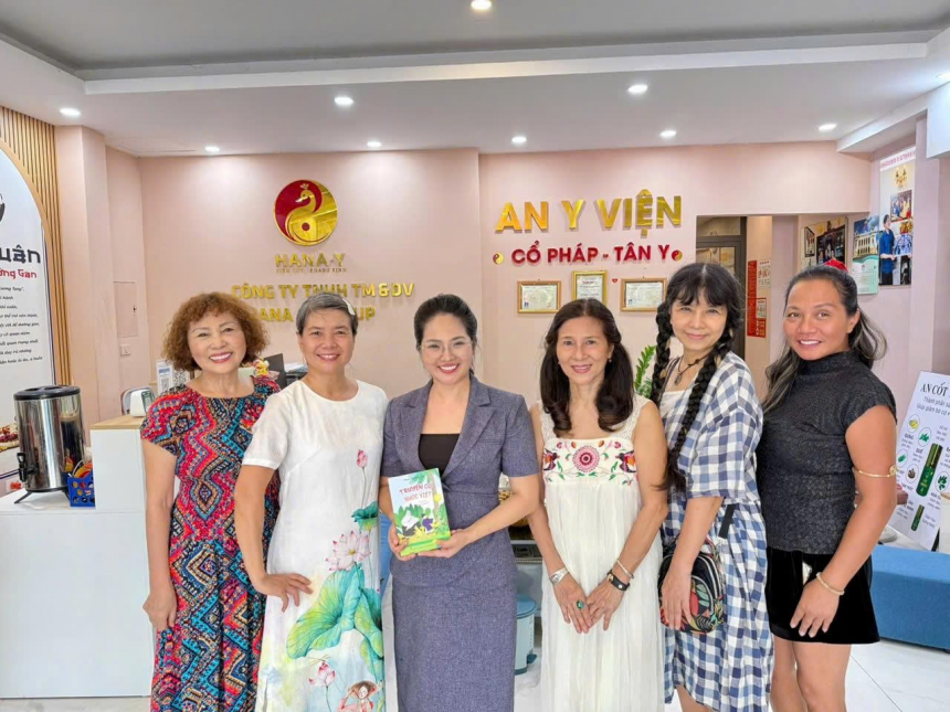 Nhóm các chị em văn sĩ chụp ảnh lưu niệm cùng chị Nguyễn Thủy – nhà sáng lập An Y Viện