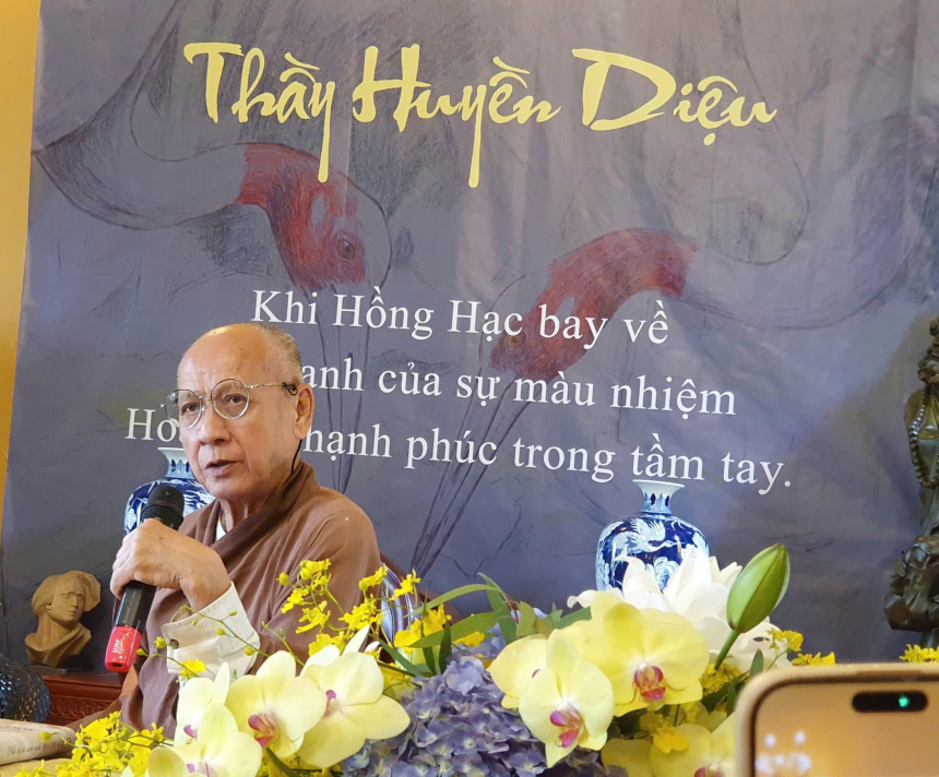 Thầy Huyền Diệu chia sẻ với khán giả về mật pháp Thầy được nhận từ Sư phụ Hoằng Nhơn