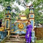 Tác giả Phạm Thị Hồng Thu bên Miếu thờ các anh hùng liệt sĩ ở Động Ông Do Hải Lăng, Quảng Trị