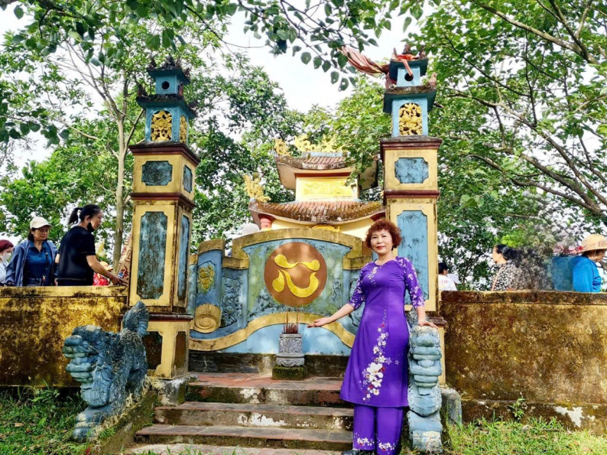 Tác giả Phạm Thị Hồng Thu bên Miếu thờ các anh hùng liệt sĩ ở Động Ông Do Hải Lăng, Quảng Trị