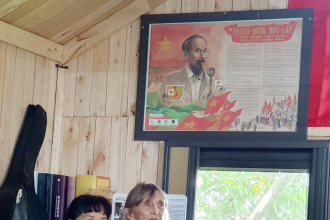 Tác giả người Canada – bà Linda Mazur trao tặng sách của bà tới nữ sĩ Bàng Ái Thơ để bổ sung vào thư viện quốc tế Đồi nghệ sĩ.