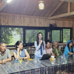 Sinh viên Nguyễn Thị Phương Thảo phát biểu cảm nhận về thơ của tác giả Mexico – anh Manuel Alejandro Ceballos - trong sự kiện Giao lưu văn chương Việt Nam – Mexico – Đồi nghệ sĩ 2026