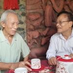 Nghệ sĩ Văn Báu và Thiếu tướng công an - nhà văn Nguyễn Hồng Thái gặp nhau sau 32 năm tại Đồi Nghệ sĩ.