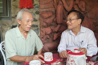Nghệ sĩ Văn Báu và Thiếu tướng công an - nhà văn Nguyễn Hồng Thái gặp nhau sau 32 năm tại Đồi Nghệ sĩ.