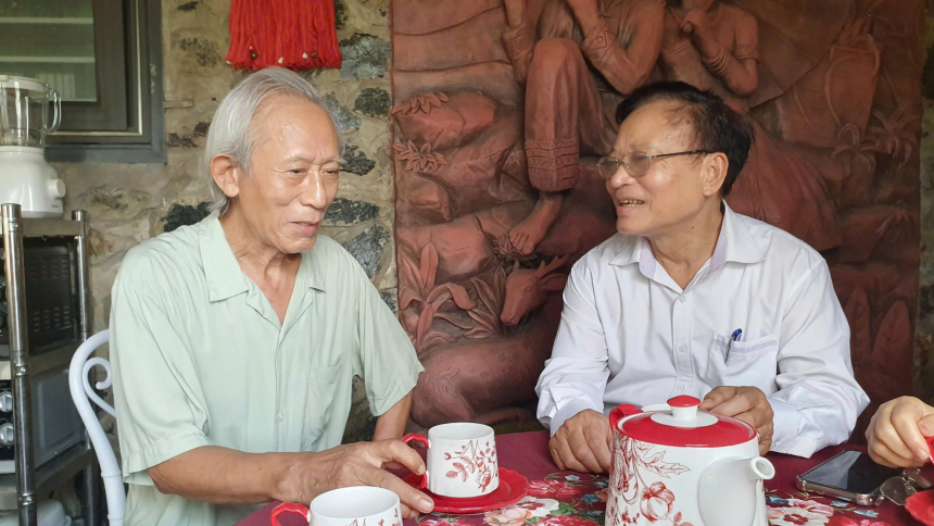 Nghệ sĩ Văn Báu và Thiếu tướng công an - nhà văn Nguyễn Hồng Thái gặp nhau sau 32 năm tại Đồi Nghệ sĩ.