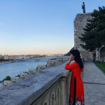 Tác giả Kiều Bích Hậu bên bờ sông Danube