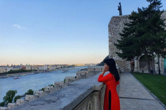 Tác giả Kiều Bích Hậu bên bờ sông Danube
