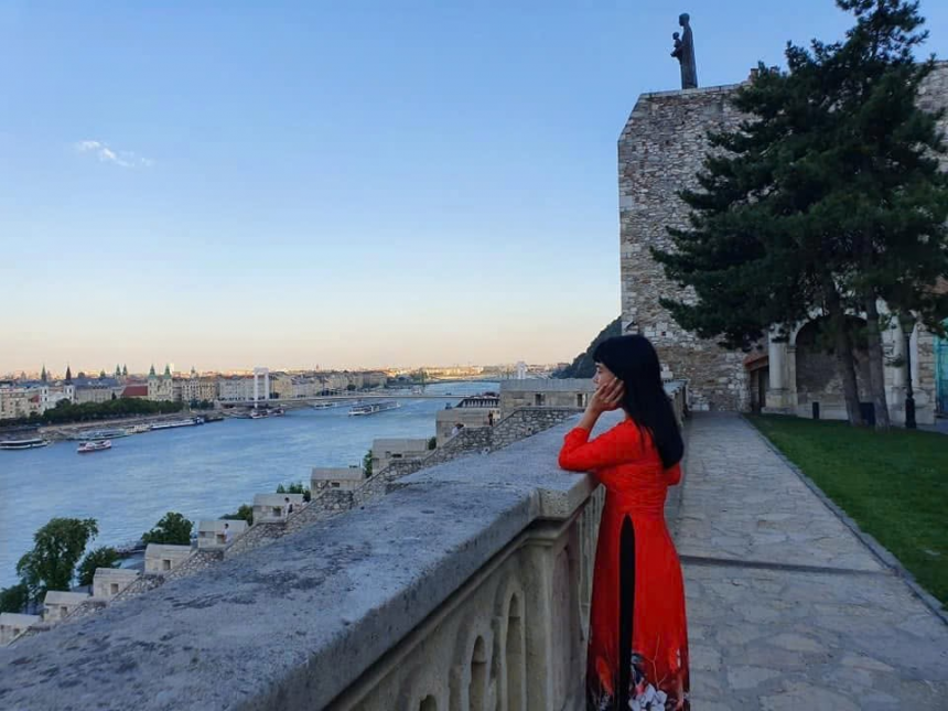 Tác giả Kiều Bích Hậu bên bờ sông Danube