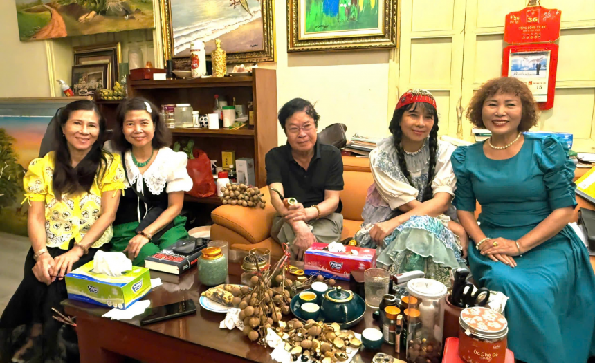 Hữu Ước và bạn văn tại Hà Nội tháng 7.2026