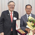 Nhà thơ Kim Yoo-je nhận bằng khen và hoa chúc mừng từ Chủ tịch Hiệp hội nhà văn Hàn Quốc (Kim Ho-woon) tại lễ trao giải.