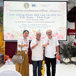 Nhà thơ Trần Nhuận Minh (giữa) chụp ảnh cùng nhà thơ Thái Lan Gassanee Thaisonthi và nhà thơ Đoàn Mạnh Phương trong chuyến đi tới Udon Thani dự sự kiện kỷ niệm 50 năm quan hệ ngoại giao Thái Lan – Việt Nam và ra mắt sách thơ “Hoa hữu nghị đơm bông” tháng 8.2026