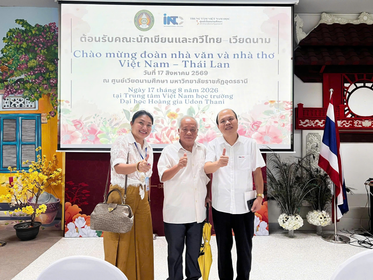 Nhà thơ Trần Nhuận Minh (giữa) chụp ảnh cùng nhà thơ Thái Lan Gassanee Thaisonthi và nhà thơ Đoàn Mạnh Phương trong chuyến đi tới Udon Thani dự sự kiện kỷ niệm 50 năm quan hệ ngoại giao Thái Lan – Việt Nam và ra mắt sách thơ “Hoa hữu nghị đơm bông” tháng 8.2026