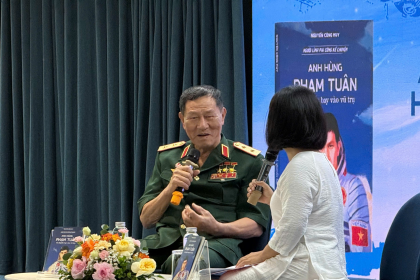Anh hùng Phạm Tuân tại buổi giao lưu